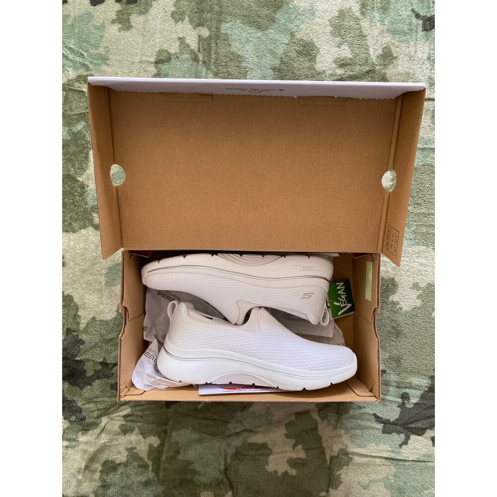 NWT Sketchers Go Walk Arch Fit Slip On, White, 7.5